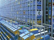 可折疊物流箱與貨架配合使用場景