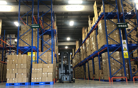 塑料托盤配合貨架使用案例